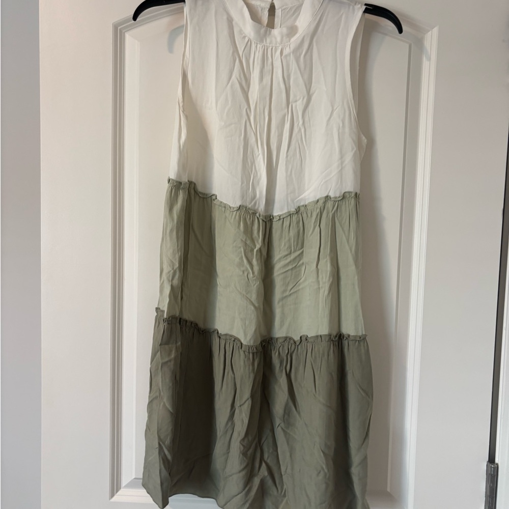 Elegant Two-Tone Sleeveless Dress